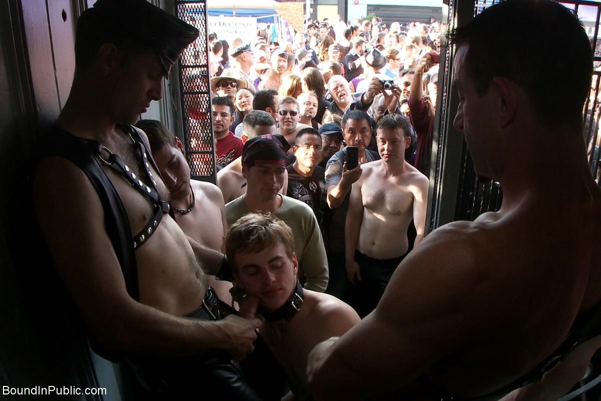 Sklave schwul wird gefesselt, gepisst und gefickt im Freien in der Öffentlichkeit
 #76900324