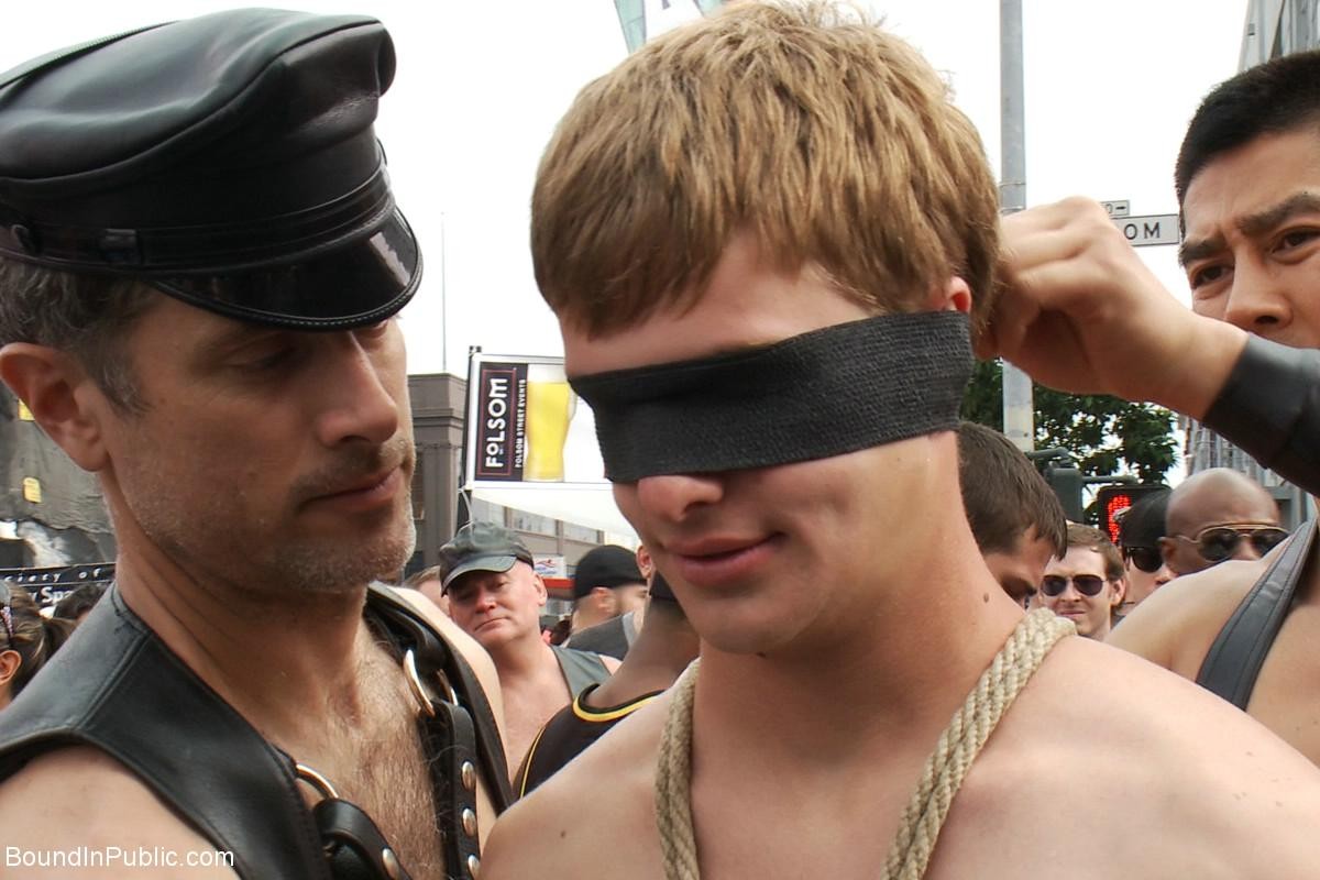 Esclave gay se fait attacher, pisser et baiser en plein air en public
 #76900333