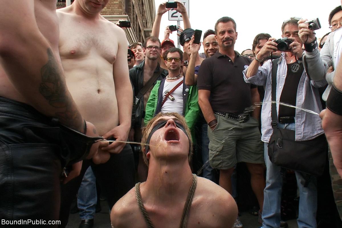 Sklave schwul wird gefesselt, gepisst und gefickt im Freien in der Öffentlichkeit
 #76900401