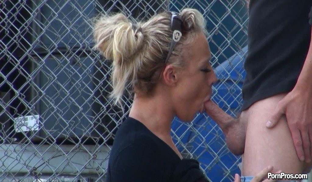Salope blonde éhontée prise en train de baiser en public
 #78603688