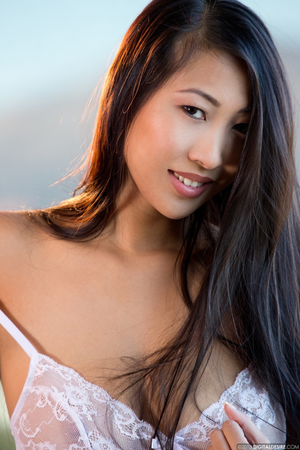 Sharon lee, superbe asiatique, dans une chemise de nuit sexy sans culotte.
 #69820758