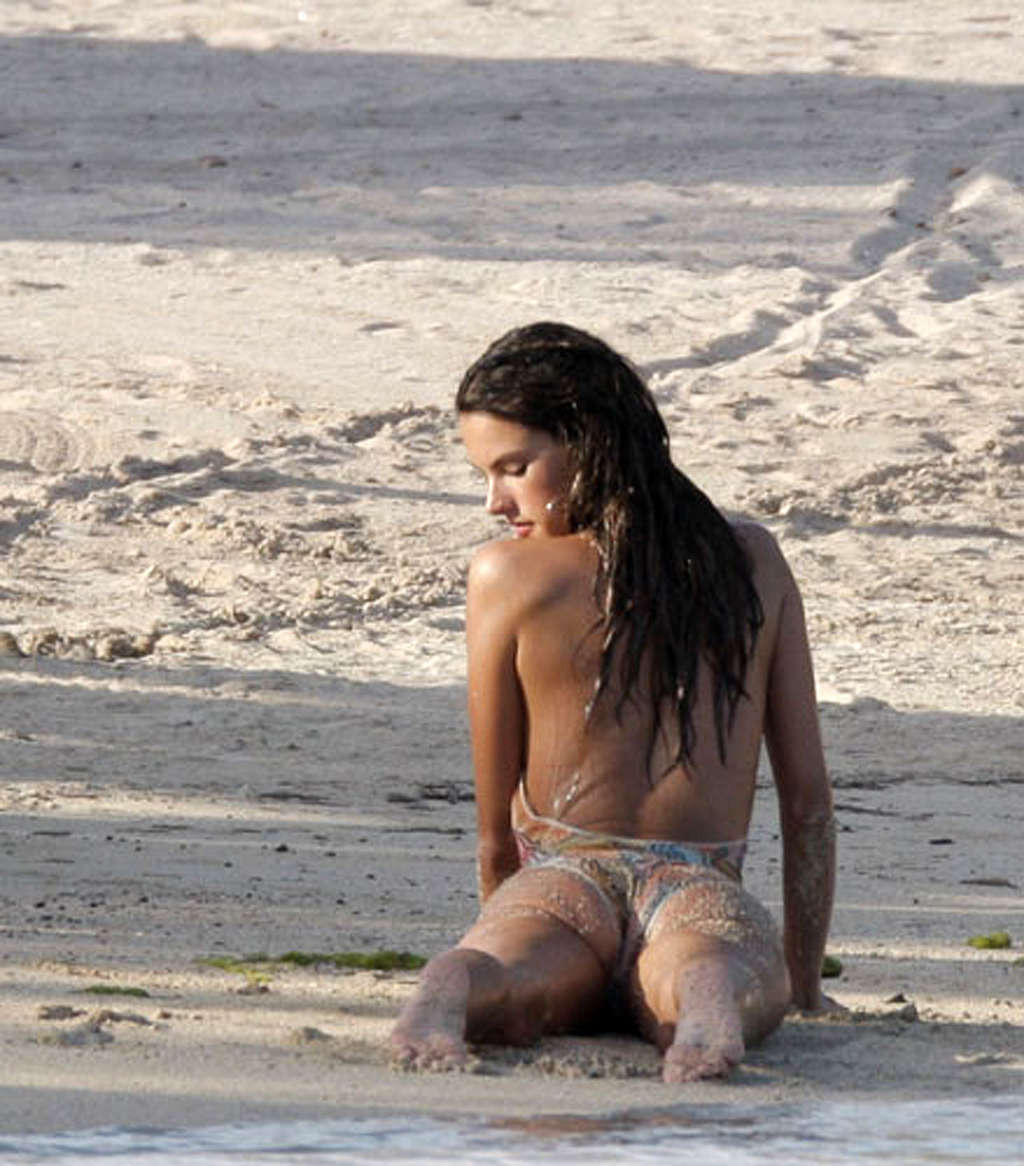 Alessandra ambrosio montrant son superbe corps en bikini sur la plage
 #75356522