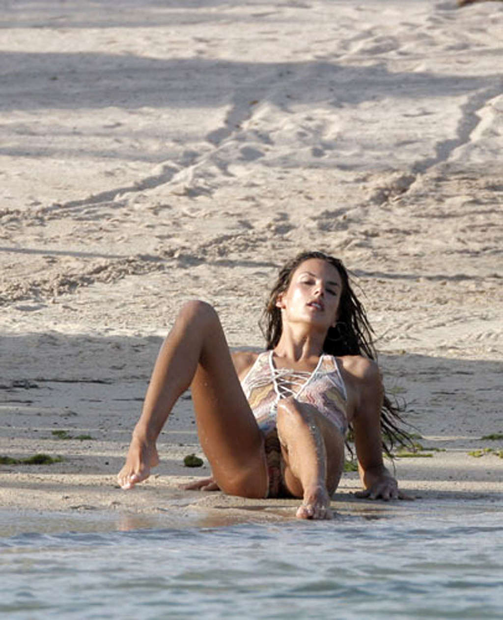 Alessandra ambrosio zeigt ihren tollen Körper im Bikini am Strand
 #75356539