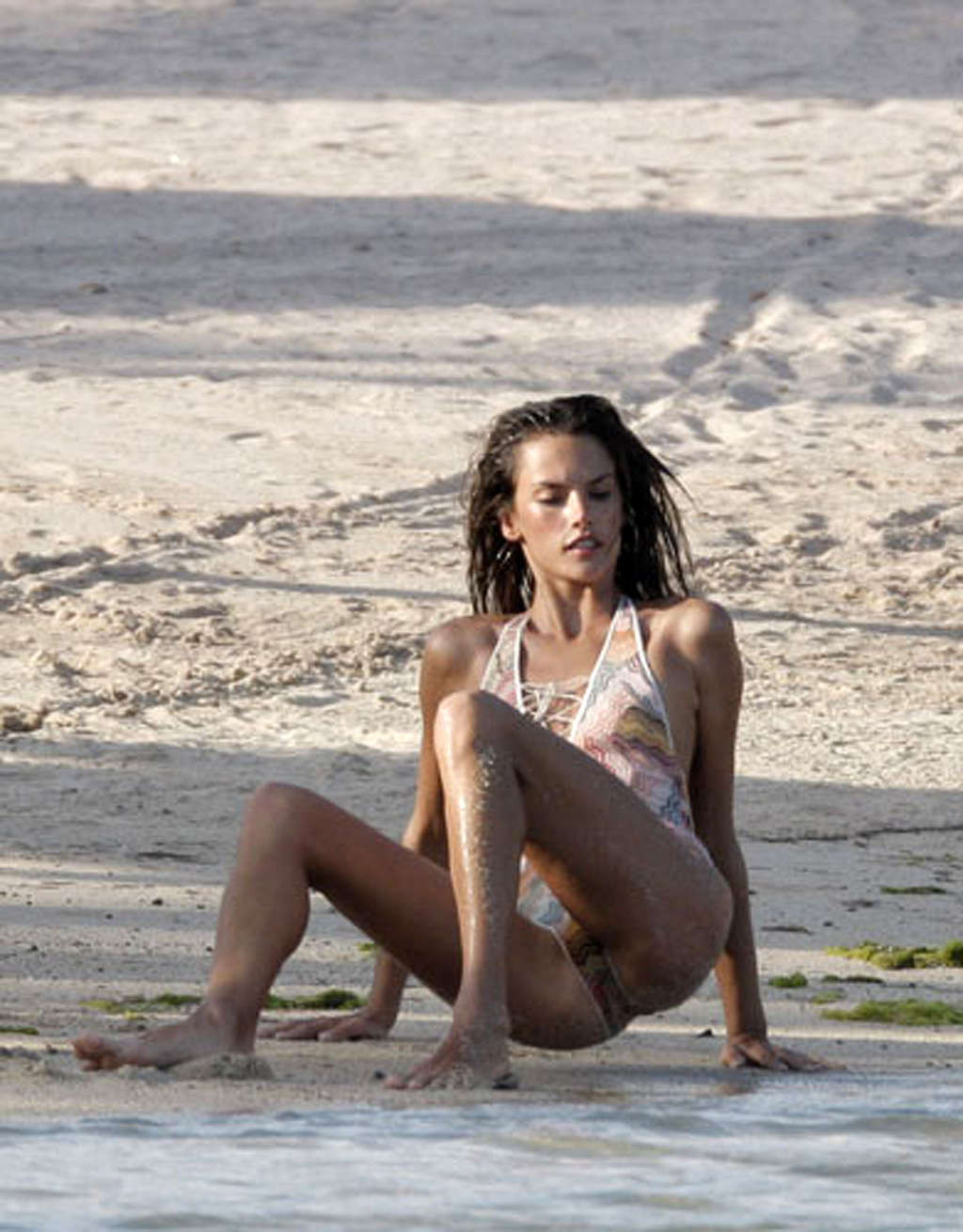 Alessandra ambrosio zeigt ihren tollen Körper im Bikini am Strand
 #75356543