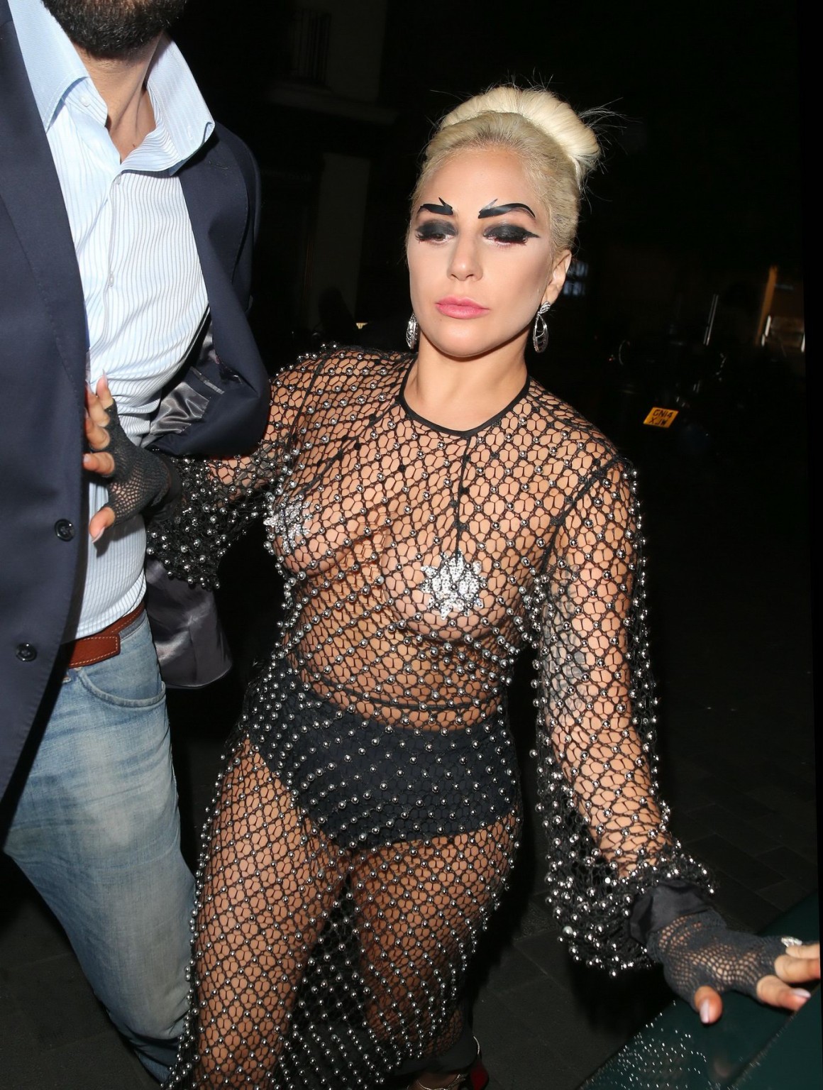 Lady Gaga si mette a nudo in una tuta gioiello semitrasparente con nappe capezzolo
 #75161733