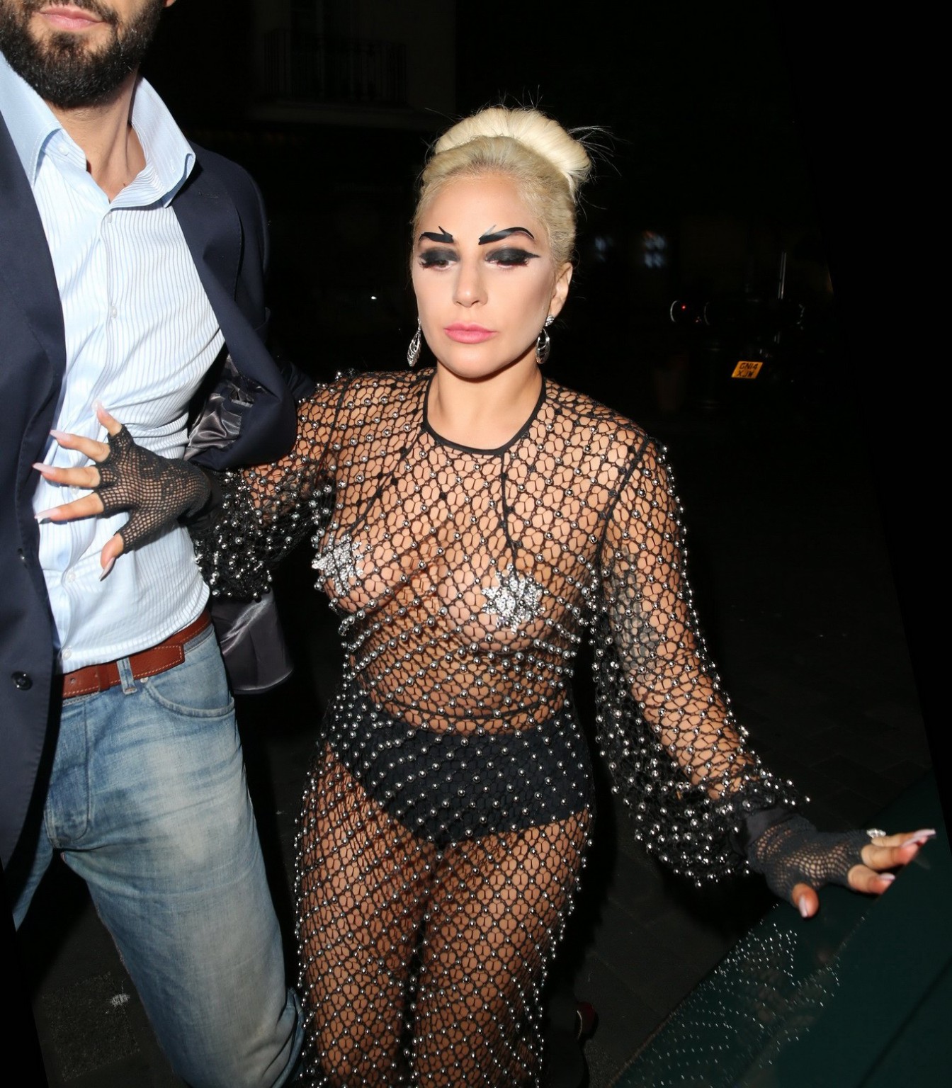 Lady Gaga si mette a nudo in una tuta gioiello semitrasparente con nappe capezzolo
 #75161738