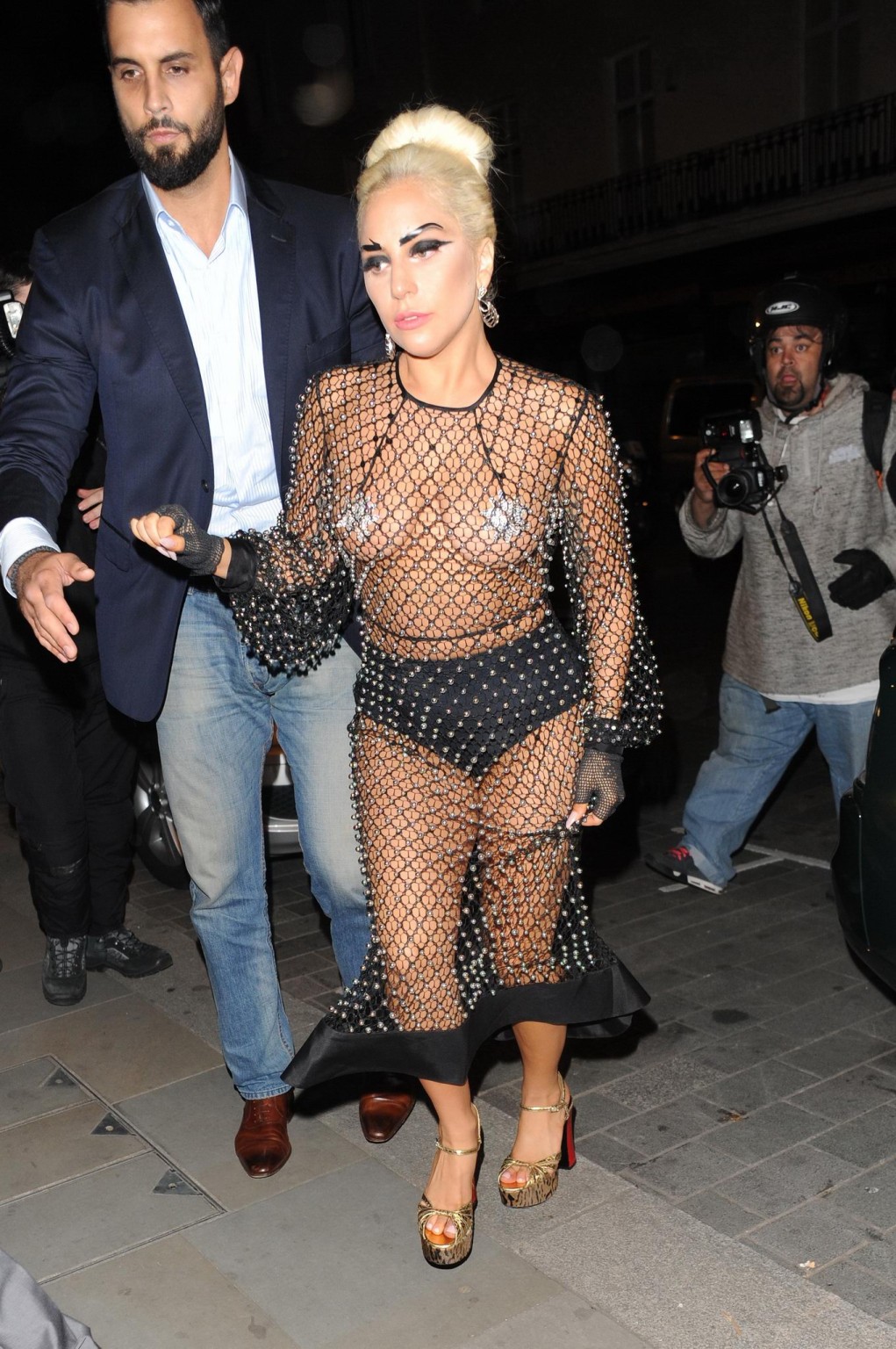 Lady Gaga si mette a nudo in una tuta gioiello semitrasparente con nappe capezzolo
 #75161752