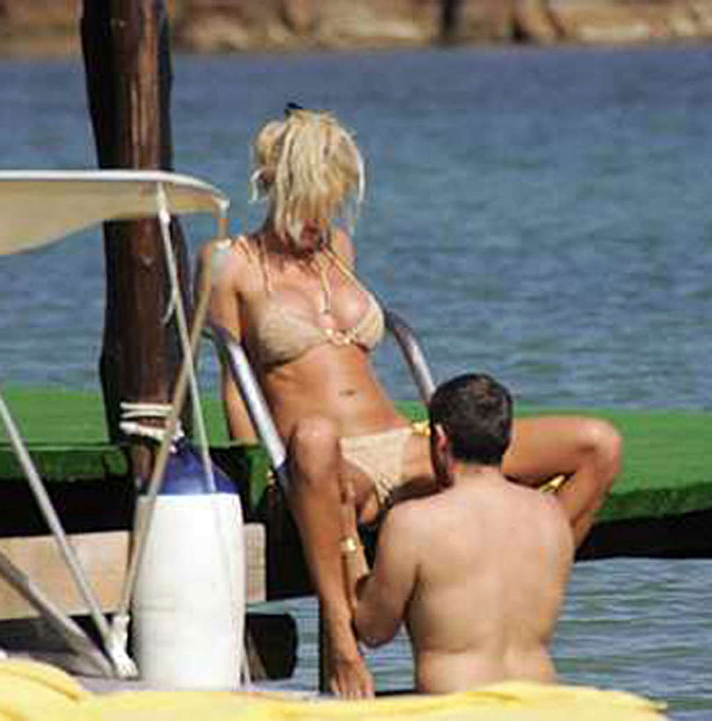 Victoria Silvstedt tits slip in public and exposing pussy upskirt paparazzi pict #75369001