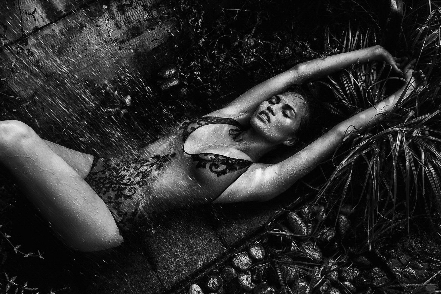 Christine Teigen exhibe son corps entièrement nu lors du tournage de la série All of Me de S. V.
 #75196390