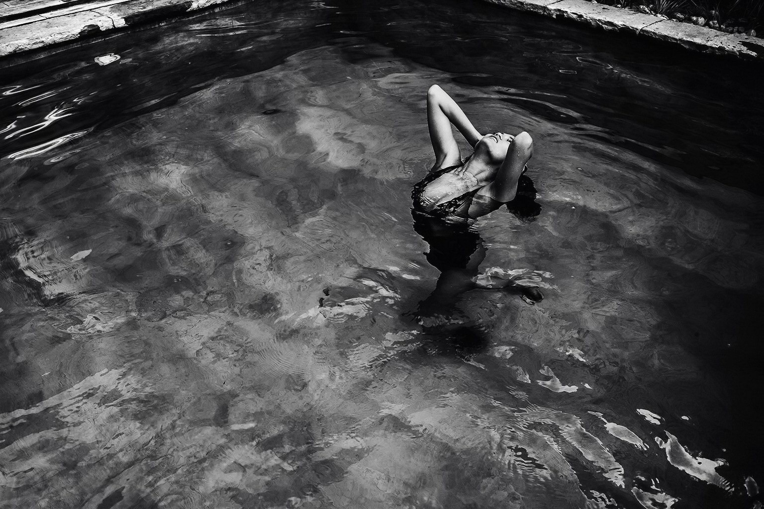 Christine Teigen exhibe son corps entièrement nu lors du tournage de la série All of Me de S. V.
 #75196399