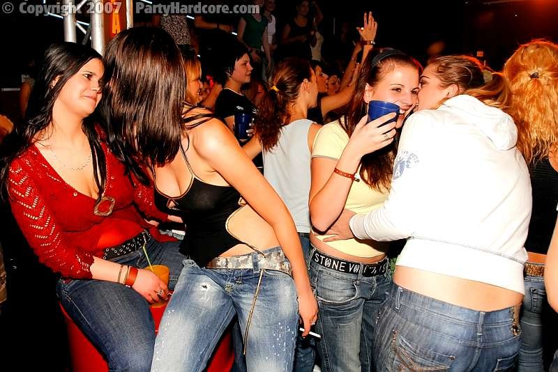 Lors d'une soirée chippendale, des filles amateurs dans le public deviennent folles.
 #76402874