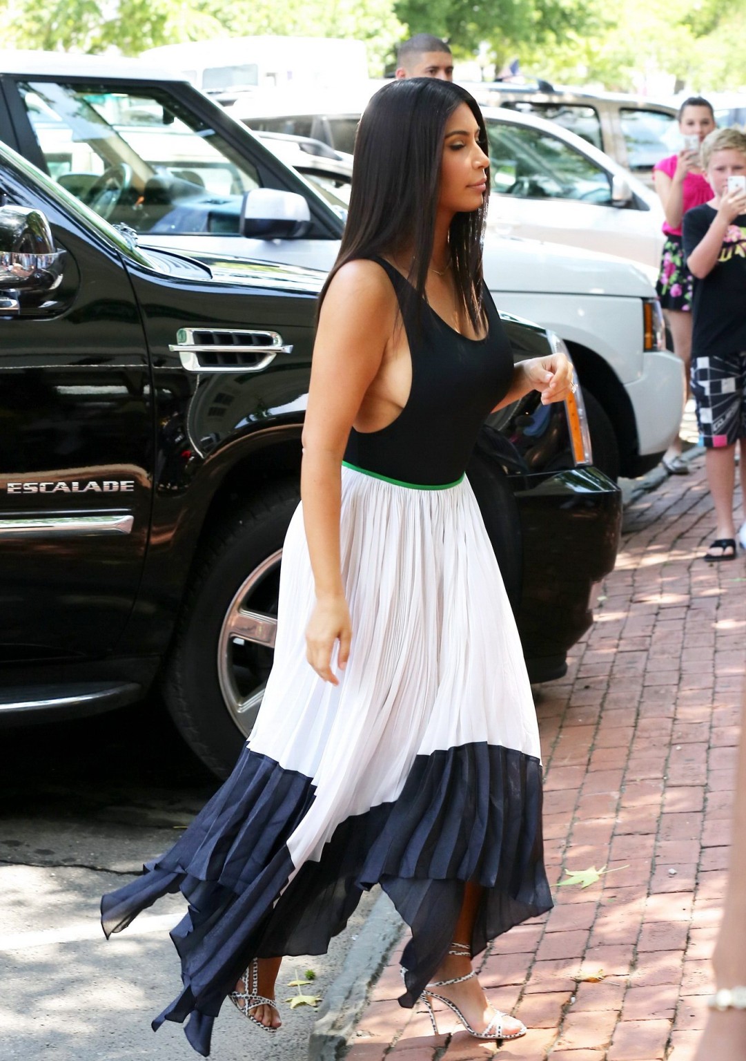 Kim Kardashian sans soutien-gorge montrant le côté de son sein à South Hampton, New York.
 #75192238