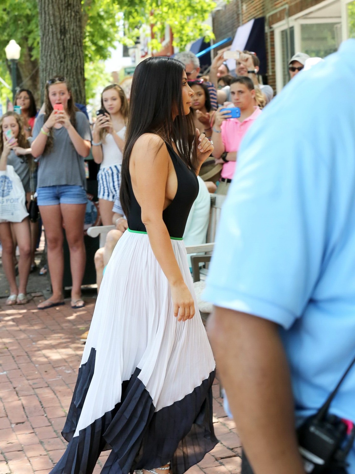 Kim Kardashian senza reggiseno che mostra le tette laterali a South Hampton Ny #75192252