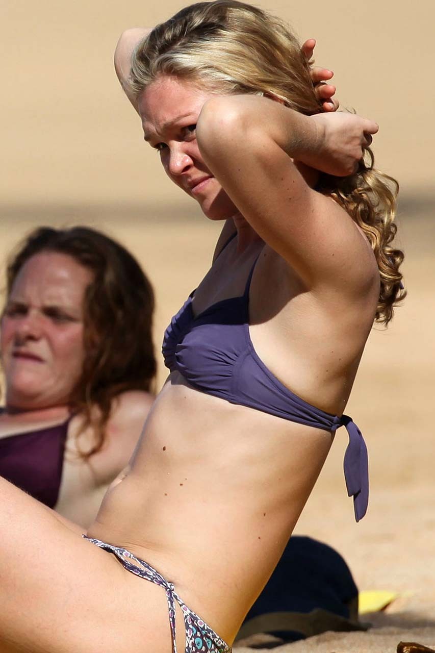 Julia stiles entblößt ihren sexy Körper und heißen Arsch im Bikini am Strand
 #75319554