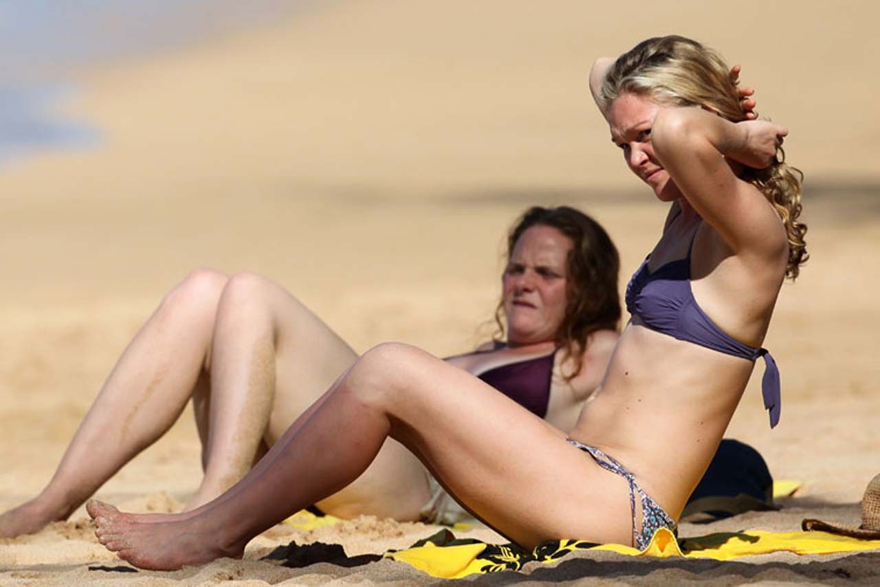 Julia stiles esponendo il suo corpo sexy e culo caldo in bikini sulla spiaggia
 #75319587