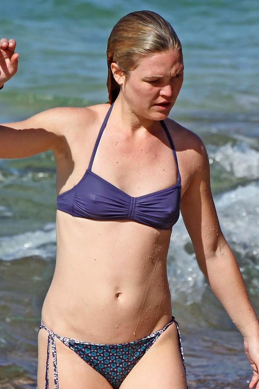 Julia stiles exposant son corps sexy et son cul chaud en bikini sur la plage
 #75319610