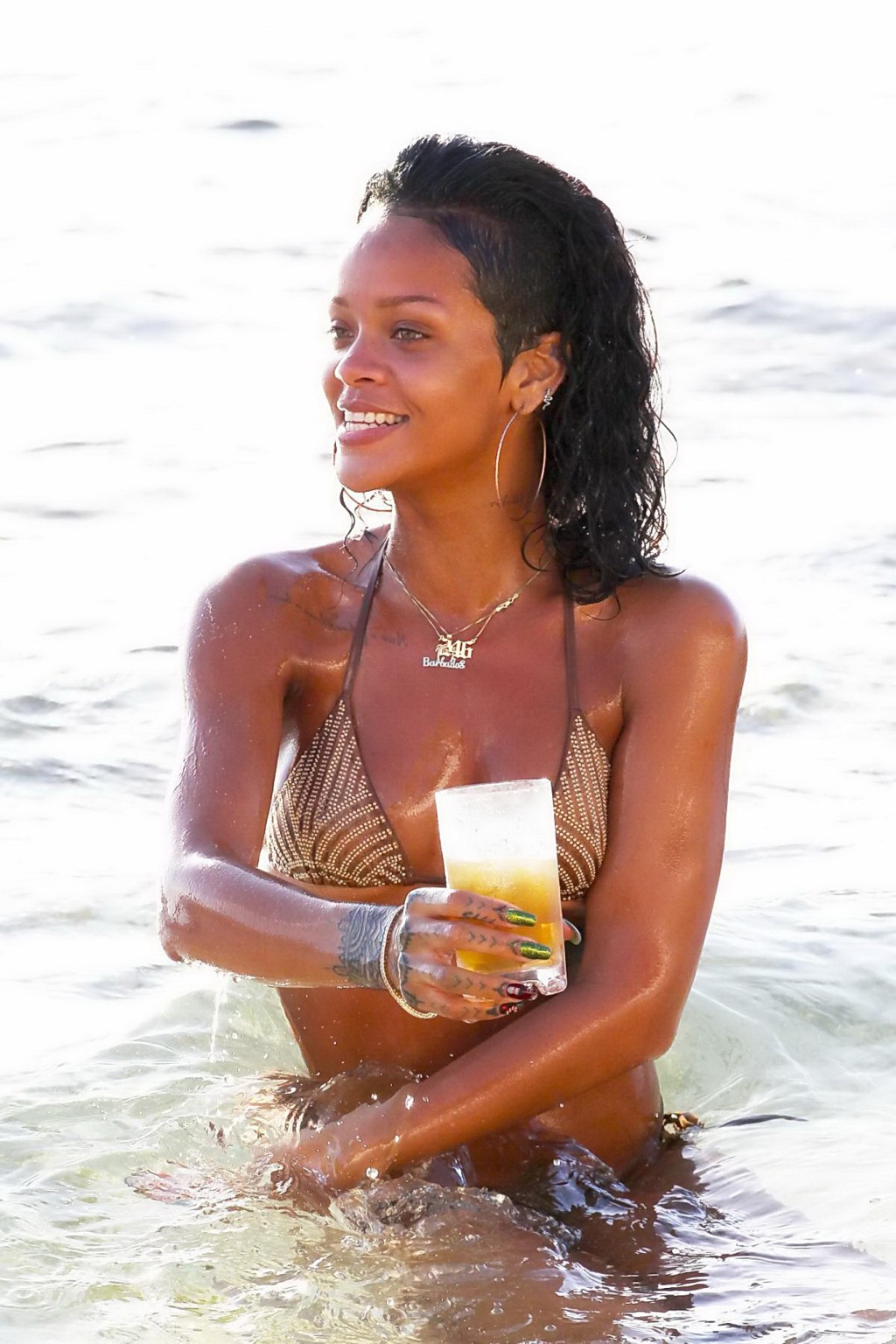 Rihanna muestra su cuerpo perfecto con un bikini de cuerdas mojadas en la playa de barb
 #75209204