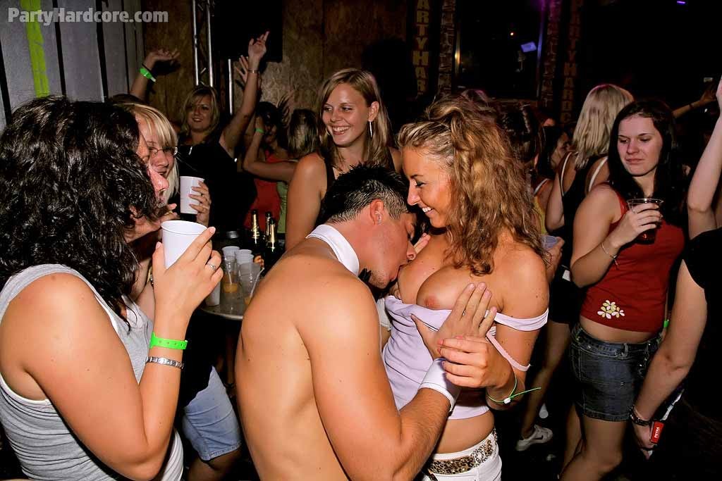 Blowjobs in Sex-Party mit heißen Amateur-Babes
 #74600604