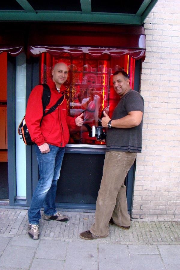 La prostituta bionda del quartiere a luci rosse di Amsterdam si fa fare il viso
 #75985443