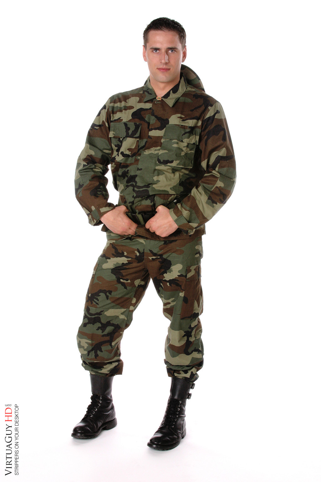 Un bel homosexuel pose en uniforme militaire et montre sa queue.
 #76980481