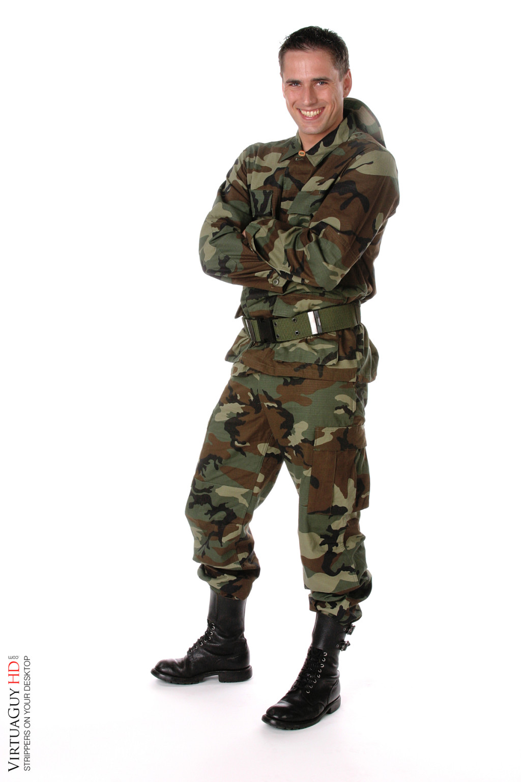 Un bel homosexuel pose en uniforme militaire et montre sa queue.
 #76980492