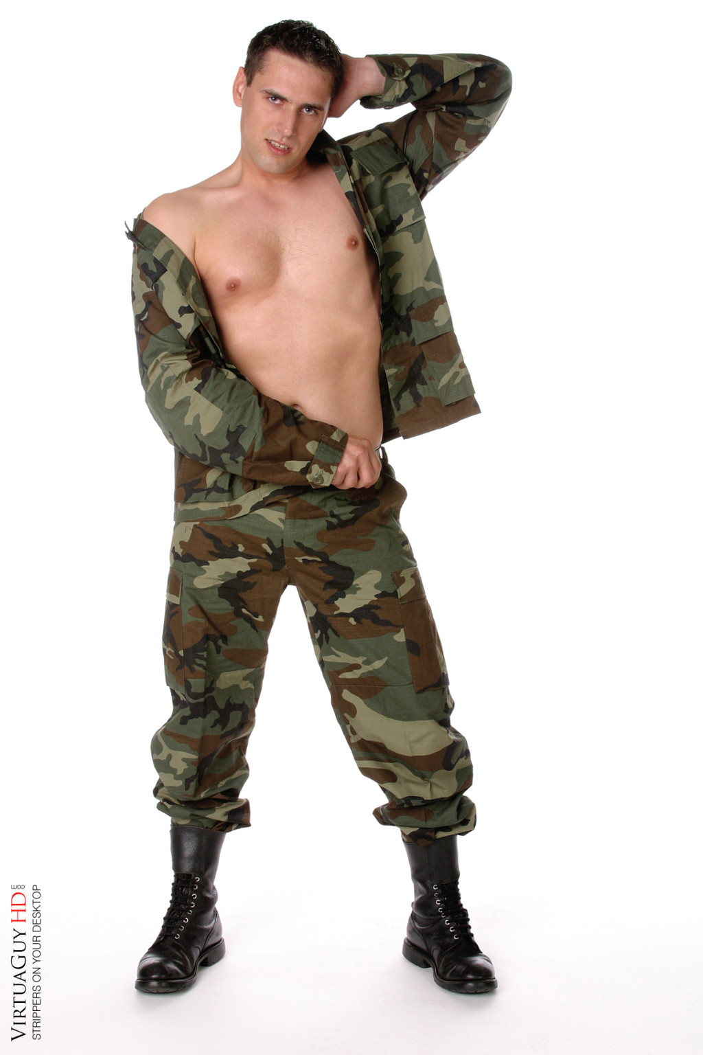 Un bel homosexuel pose en uniforme militaire et montre sa queue.
 #76980530