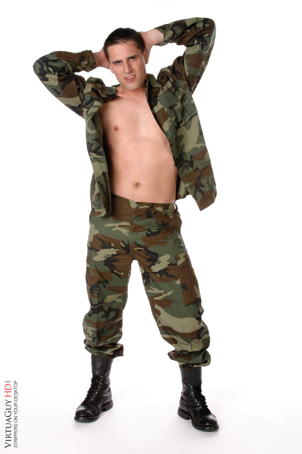 Un bel homosexuel pose en uniforme militaire et montre sa queue.
 #76980540