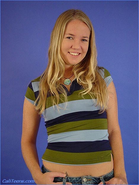 Joven cachonda desnudandose
 #67999316