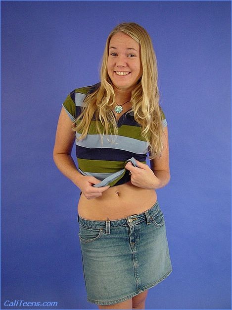 Joven cachonda desnudandose
 #67999322