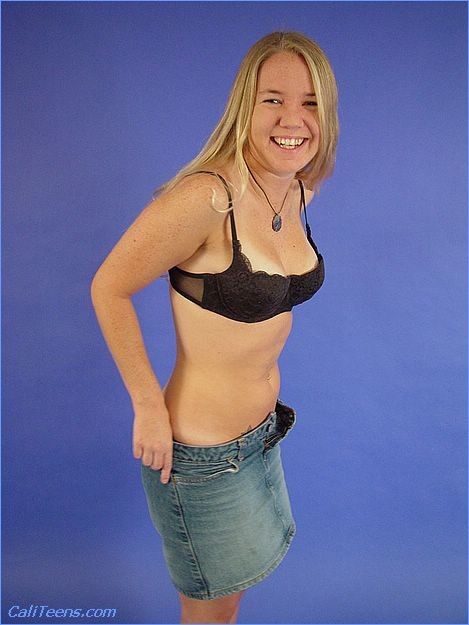 Joven cachonda desnudandose
 #67999334