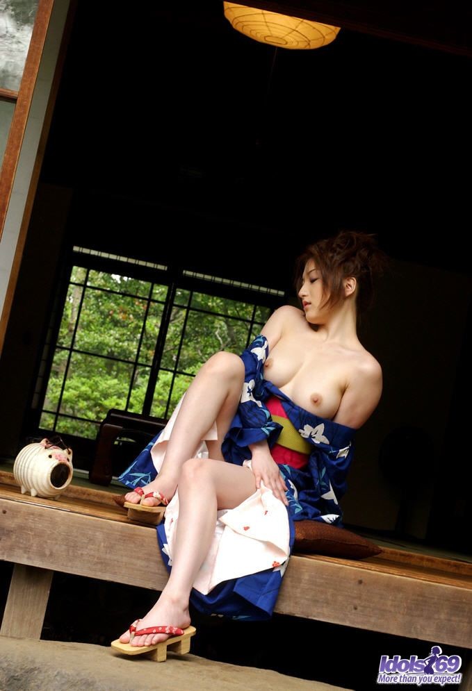 La traînée asiatique Tomomi ouvre son kimono et montre sa chatte poilue.
 #69931539