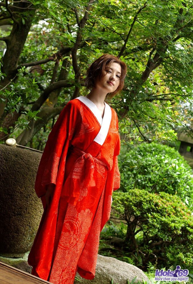 Asiatische Tramp Tomomi öffnet Kimono und zeigt ihre haarige Muschi
 #69931568