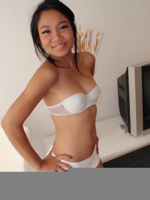 Wild thailändische Freundin saugen boyfriends Hahn schluckt Sperma asiatische Babe
 #68323483