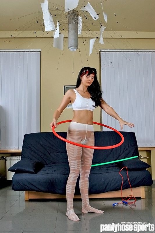 Bruna che fa hula-hooping in collant bianchi
 #70086268