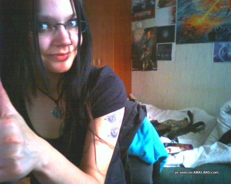 Galerie d'une jeune femme tatouée et percée en train de faire un self-shooting.
 #75697255