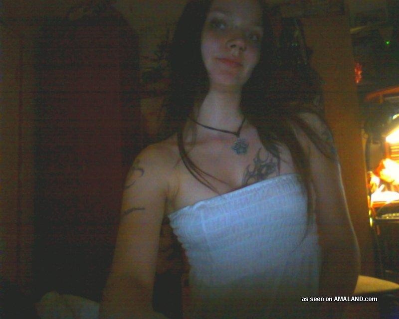 Galerie eines tätowierten und gepiercten Babe beim Selfshooting
 #75697274