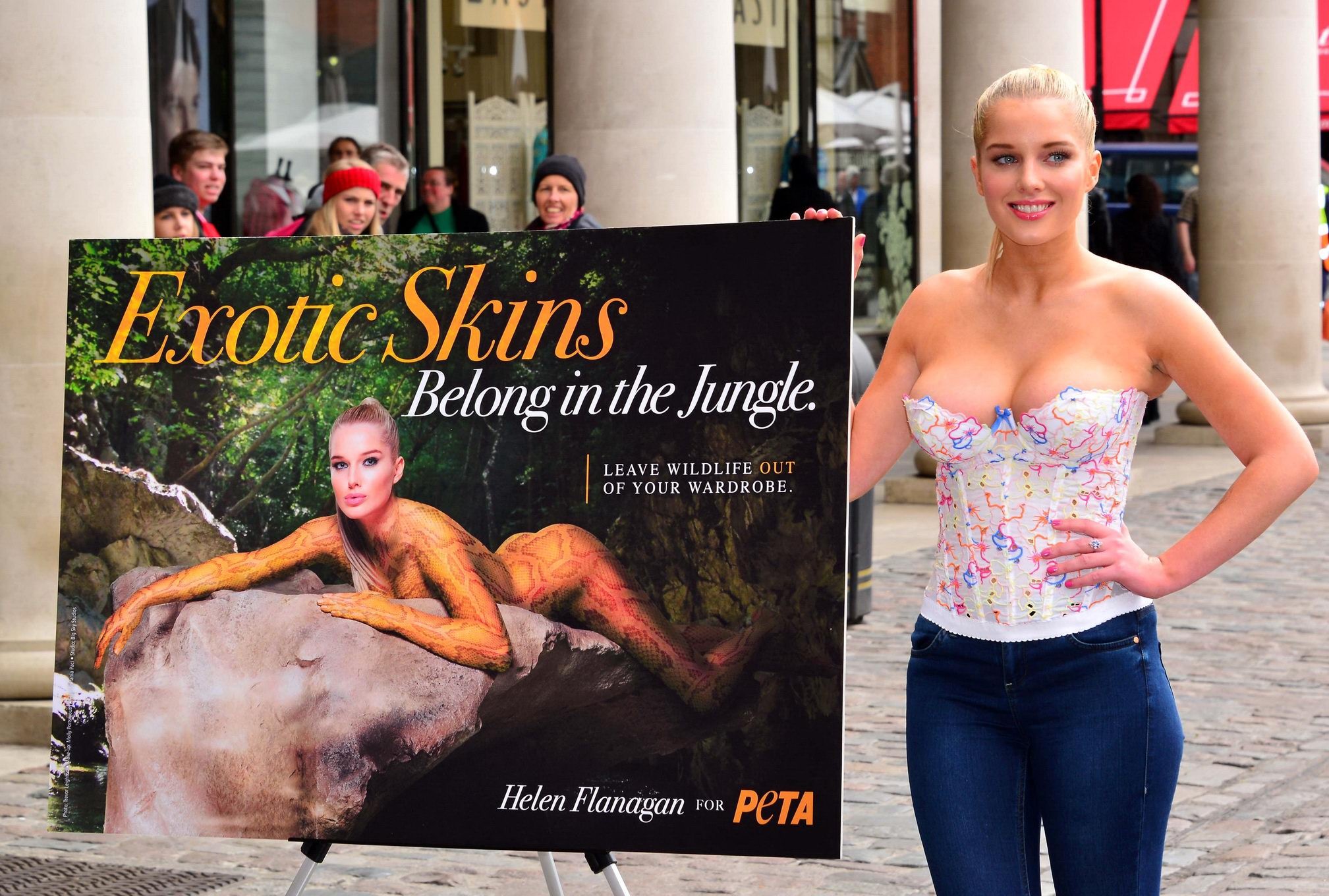 コベントガーデンで行われたPetaの広告で、コルセットを身に着けた胸の張ったヘレン・フラナガンがボディペイントをしている様子
 #75223366