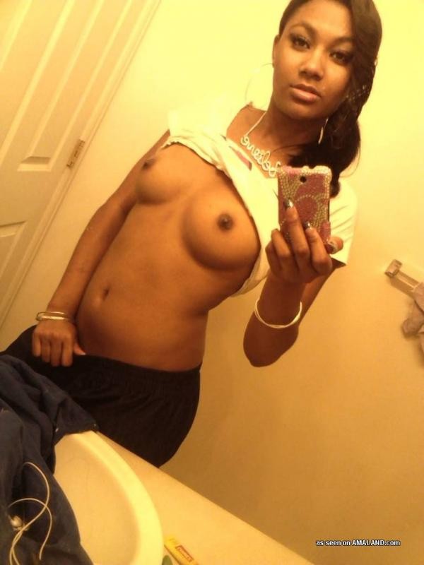 Jolie fille noire montrant ses seins dans des photos miroir sexy
 #73320449
