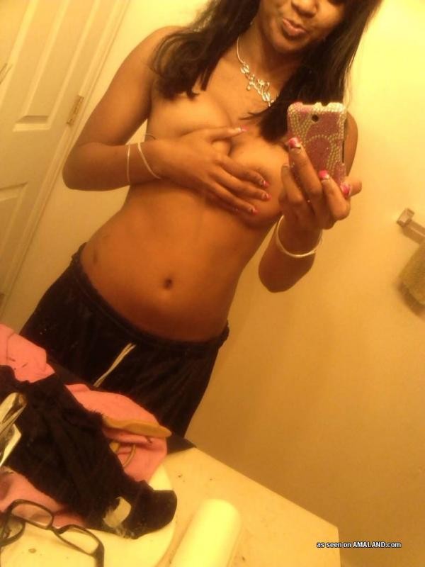Jolie fille noire montrant ses seins dans des photos miroir sexy
 #73320465