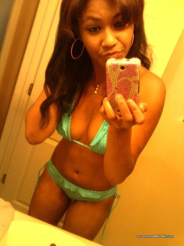 Jolie fille noire montrant ses seins dans des photos miroir sexy
 #73320471