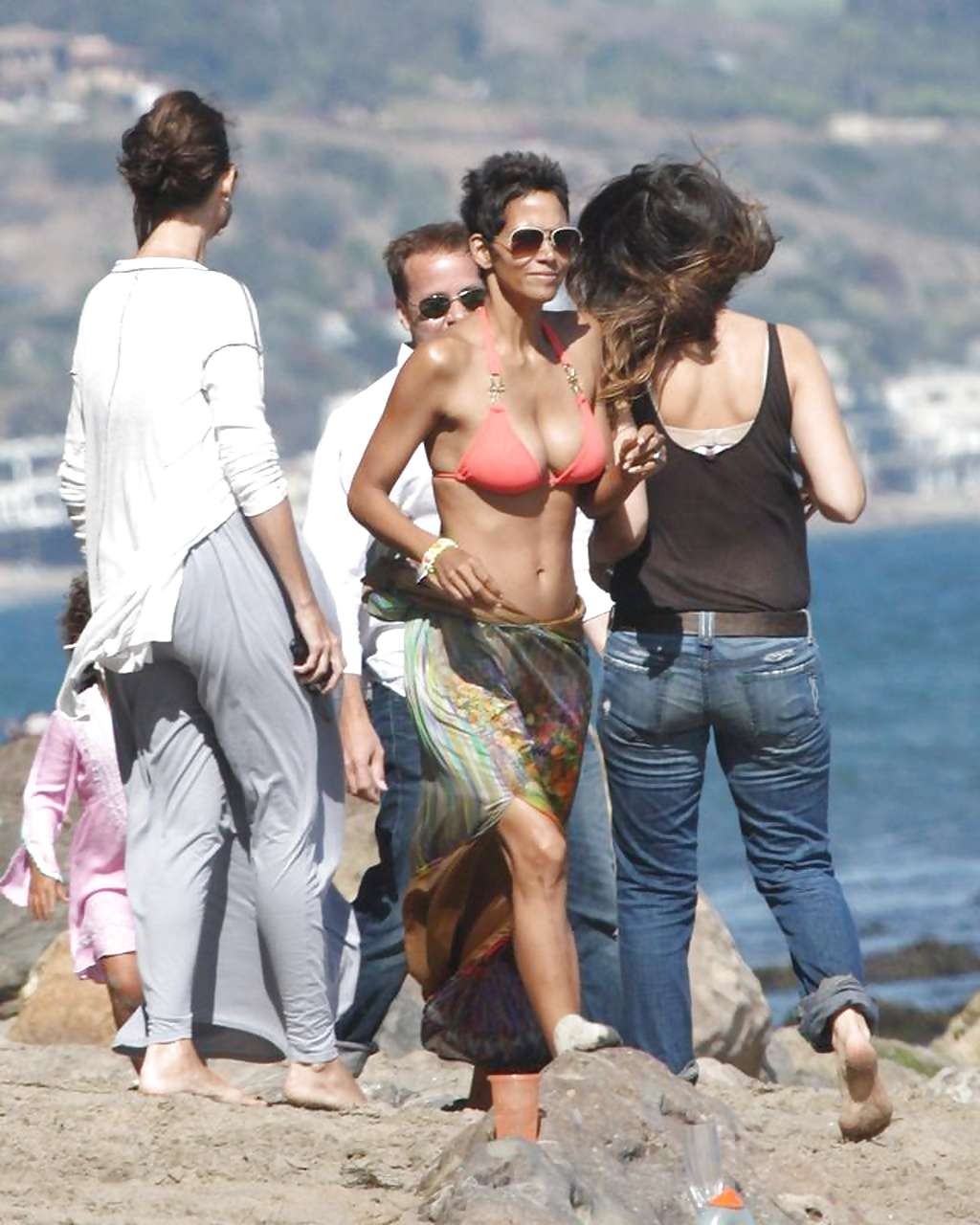 Halle berry montre un gros décolleté en bikini sur la plage et une culotte clignotante prise par le photographe 
 #75291880