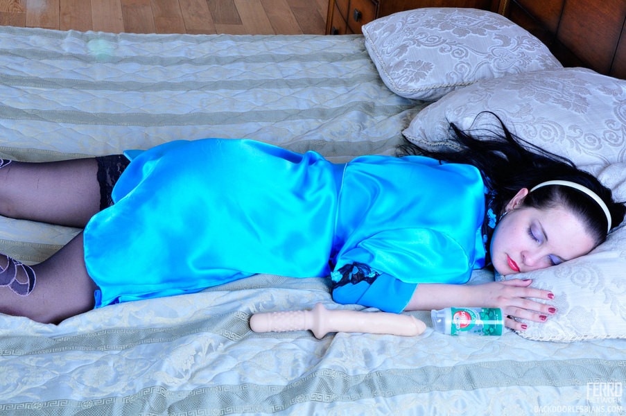 Lesbische Rothaarige weckt eine verschlafene Cutie und stopft ihr Arschloch mit einem Dildo
 #68539169
