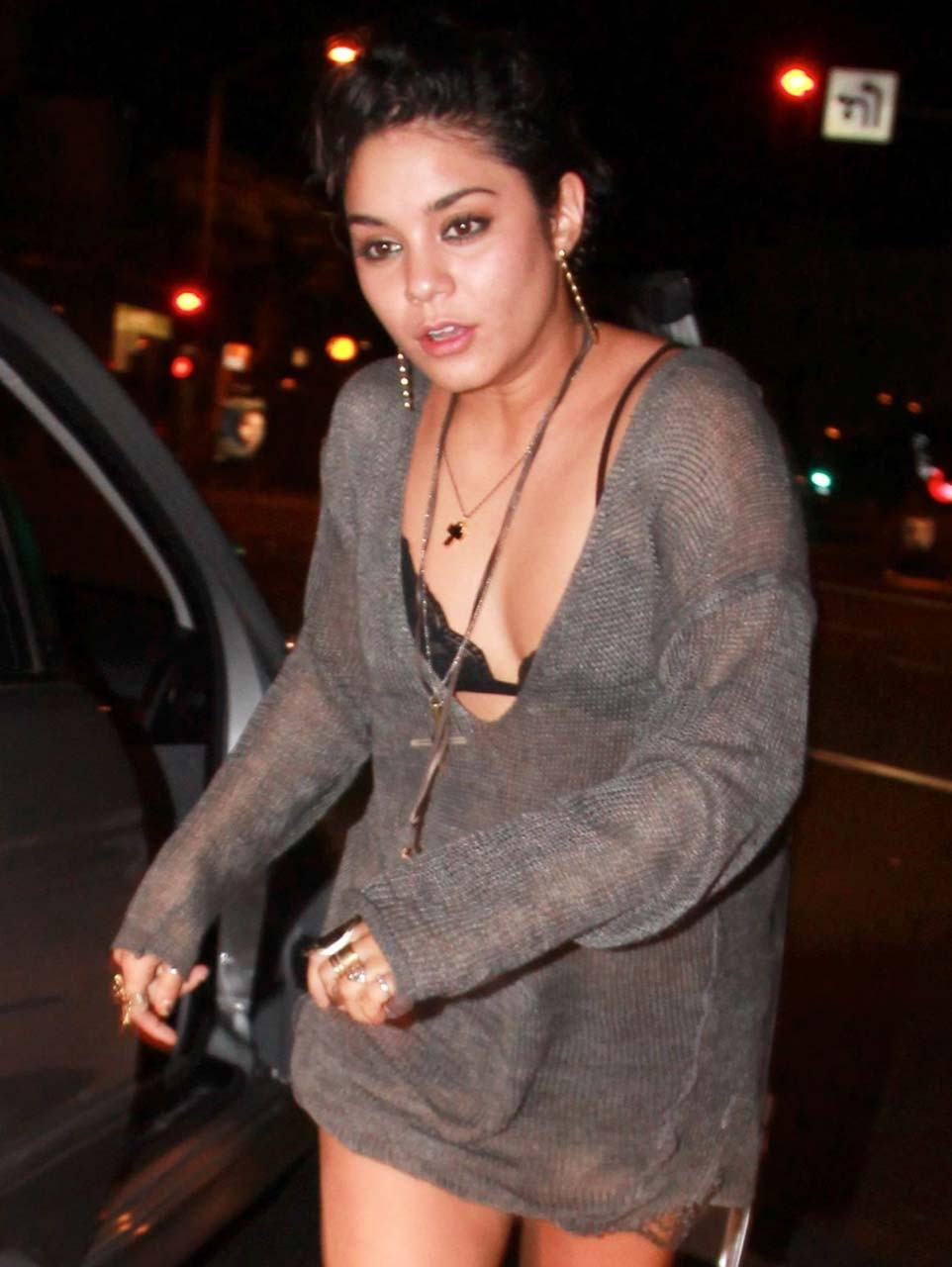 Vanessa Hudgens sieht sehr betrunken aus und entblößt einen schönen schwarzen BH
 #75294587