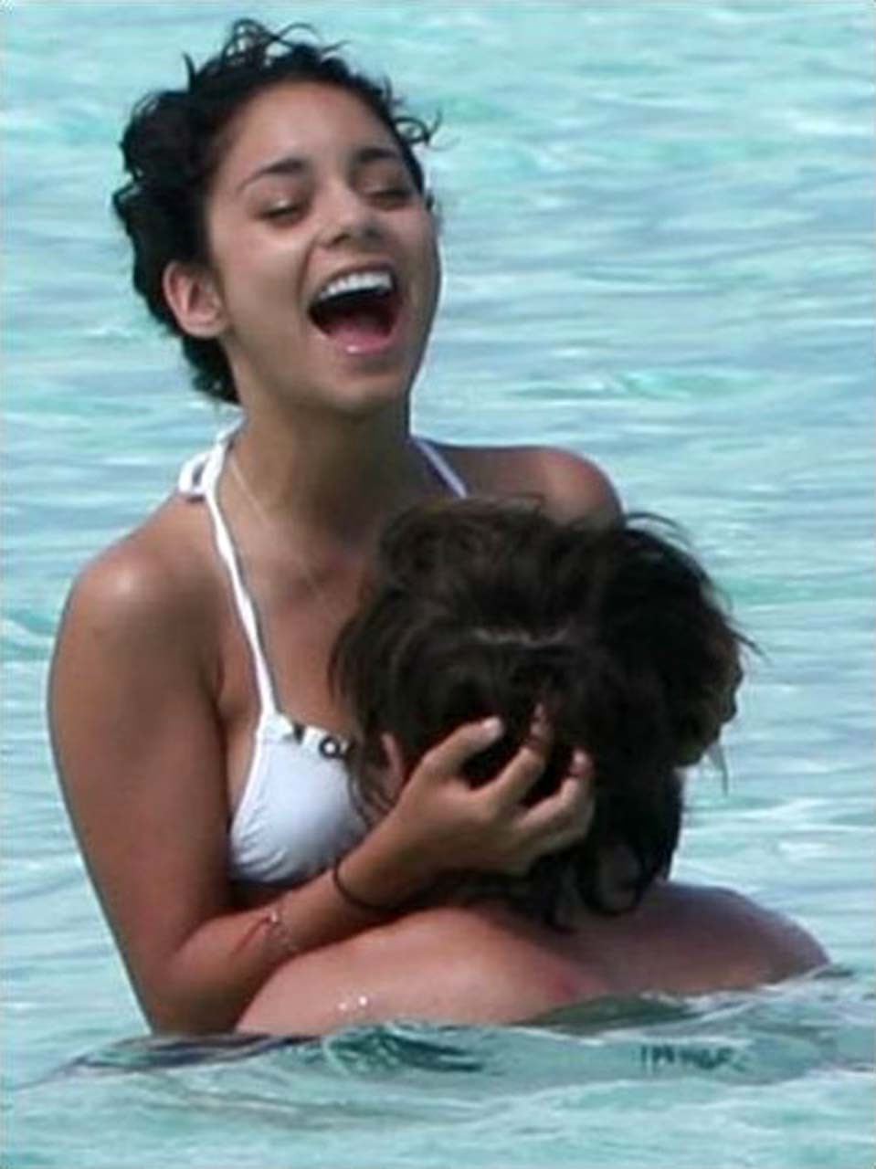 Vanessa hudgens guardando molto ubriaco ed esponendo bel reggiseno nero
 #75294718