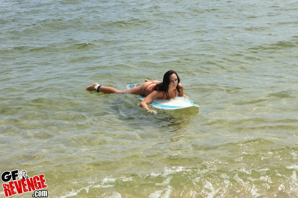 Amateur 18-jährige Freundin im Bikini blinkt Muschi am Strand
 #72246311