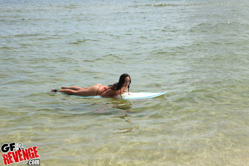 Amatoriale ragazza di 18 anni in bikini mostra la figa sulla spiaggia
 #72246324