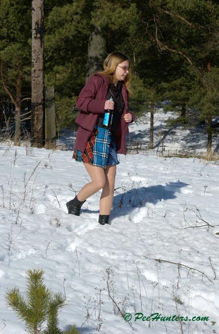 Espiando a una chica orinando
 #78615929