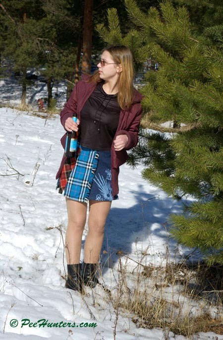 Espiando a una chica orinando
 #78615935