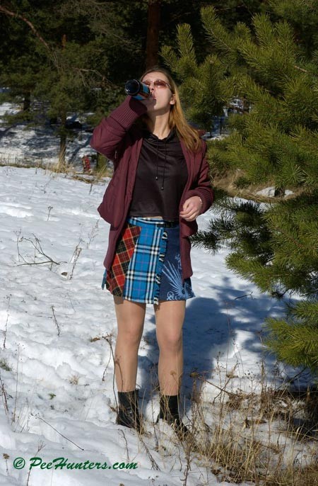 Espiando a una chica orinando
 #78615944