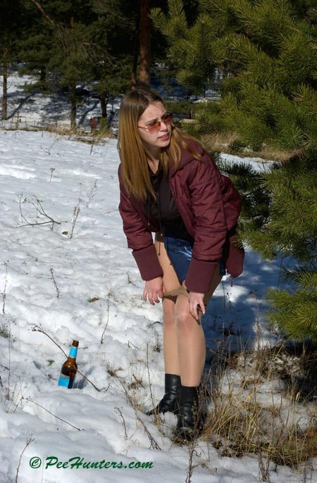 Espiando a una chica orinando
 #78615968